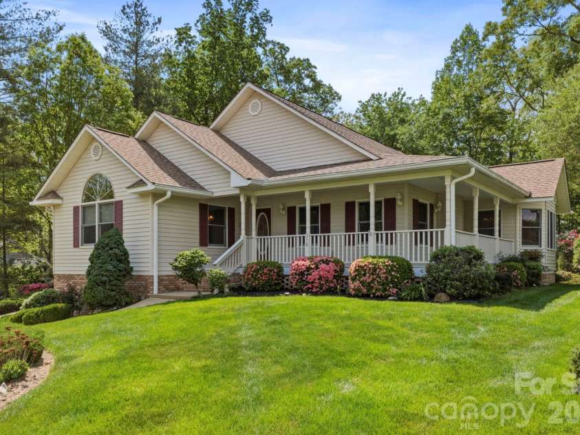 310 Windy Knoll Drive, Hendersonville, NC 28739.  MLS# CAR4374376, YatesRealty ID 19275. 