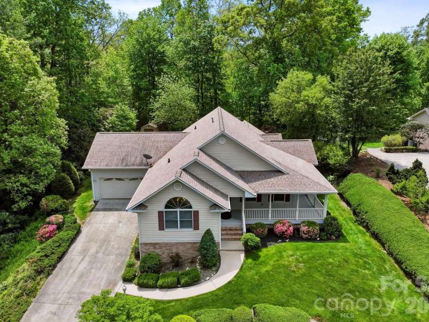 310 Windy Knoll Drive, Hendersonville, NC 28739.  MLS# CAR4374376, YatesRealty ID 19275. 