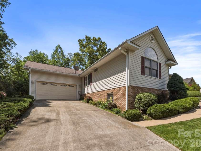 310 Windy Knoll Drive, Hendersonville, NC 28739.  MLS# CAR4374376, YatesRealty ID 19275. 