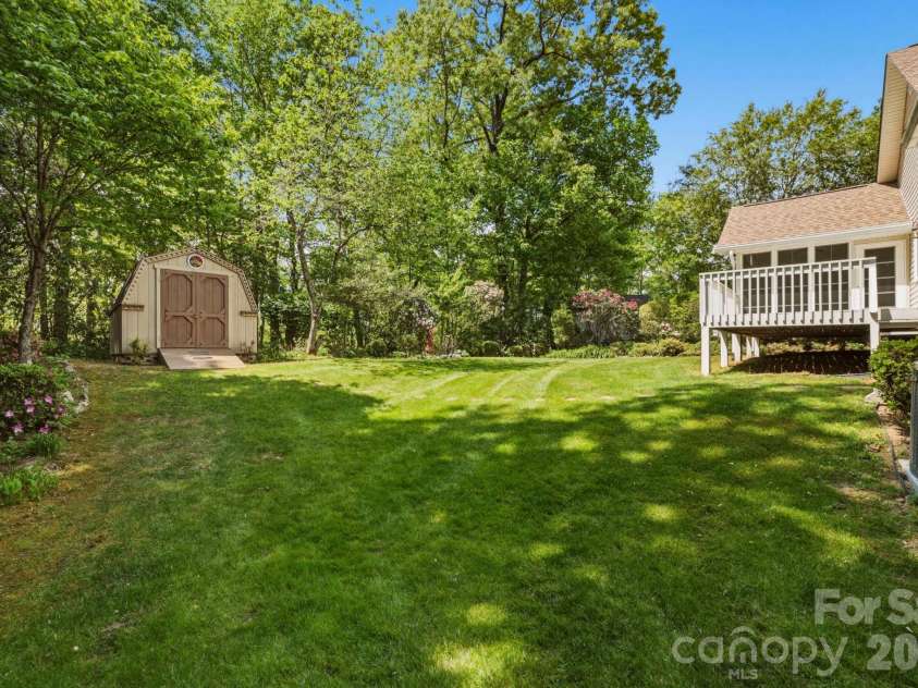 310 Windy Knoll Drive, Hendersonville, NC 28739.  MLS# CAR4374376, YatesRealty ID 19275. 
