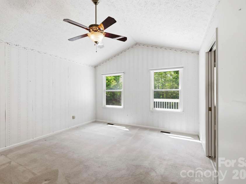 310 Windy Knoll Drive, Hendersonville, NC 28739.  MLS# CAR4374376, YatesRealty ID 19275. 