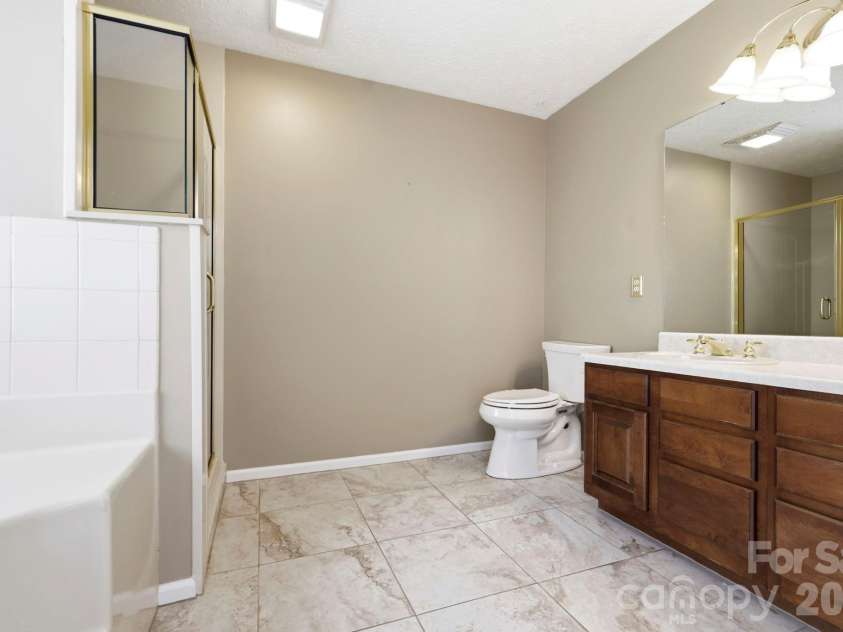 310 Windy Knoll Drive, Hendersonville, NC 28739.  MLS# CAR4374376, YatesRealty ID 19275. 