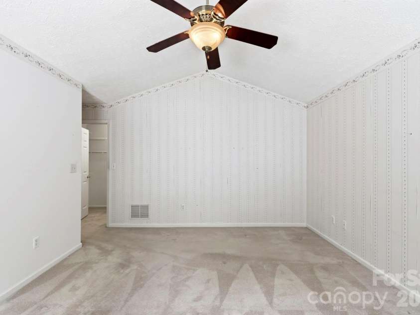 310 Windy Knoll Drive, Hendersonville, NC 28739.  MLS# CAR4374376, YatesRealty ID 19275. 