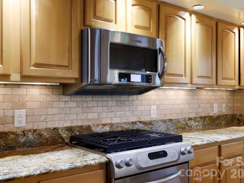 310 Windy Knoll Drive, Hendersonville, NC 28739.  MLS# CAR4374376, YatesRealty ID 19275. 