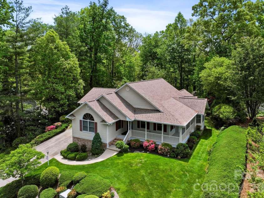 310 Windy Knoll Drive, Hendersonville, NC 28739.  MLS# CAR4374376, YatesRealty ID 19275. 