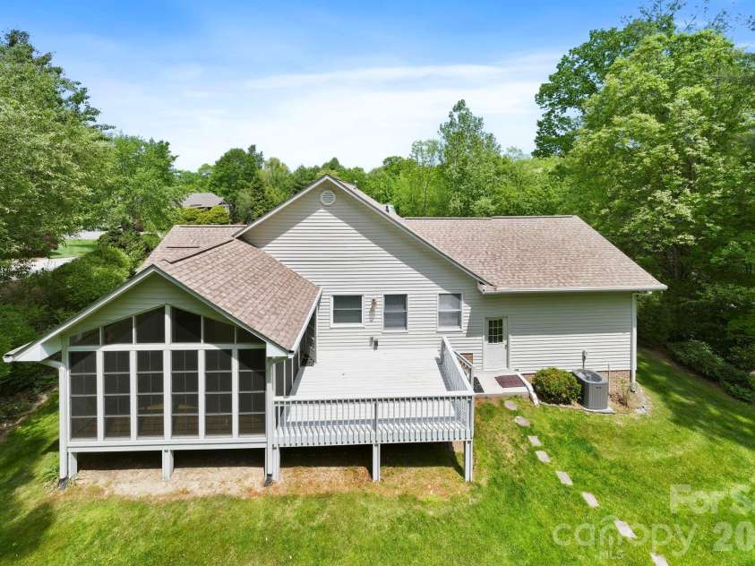310 Windy Knoll Drive, Hendersonville, NC 28739.  MLS# CAR4374376, YatesRealty ID 19275. 