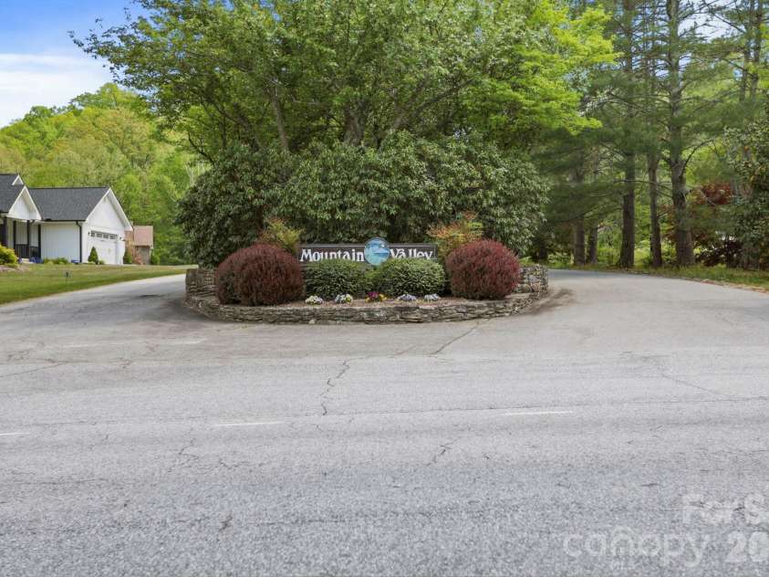 310 Windy Knoll Drive, Hendersonville, NC 28739.  MLS# CAR4374376, YatesRealty ID 19275. 