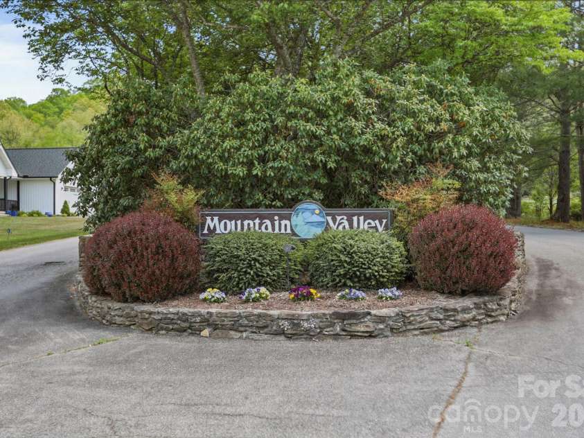 310 Windy Knoll Drive, Hendersonville, NC 28739.  MLS# CAR4374376, YatesRealty ID 19275. 