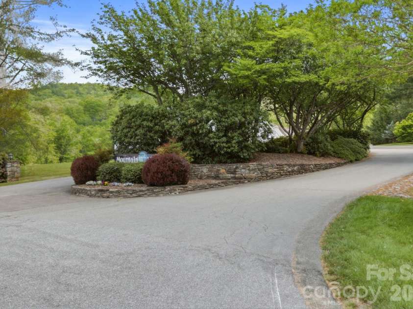 310 Windy Knoll Drive, Hendersonville, NC 28739.  MLS# CAR4374376, YatesRealty ID 19275. 