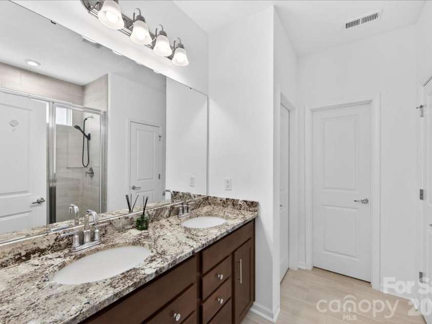 11119 Glasden Road, Charlotte, NC 28278.  MLS# CAR4395906, YatesRealty ID 19277. Ensuite bath