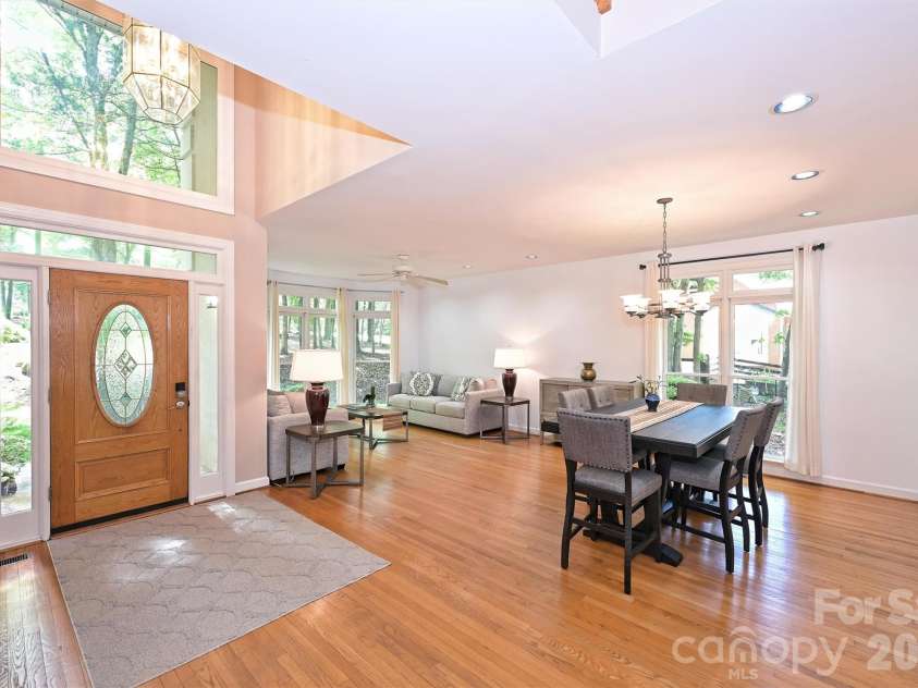 7133 Cobblecreek Drive, Matthews, NC 28104.  MLS# CAR4375622, YatesRealty ID 19279. 