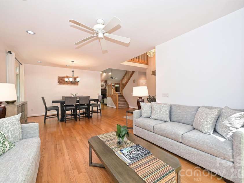 7133 Cobblecreek Drive, Matthews, NC 28104.  MLS# CAR4375622, YatesRealty ID 19279. 