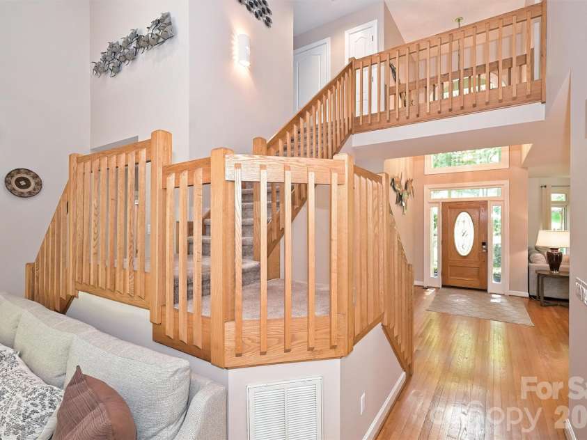 7133 Cobblecreek Drive, Matthews, NC 28104.  MLS# CAR4375622, YatesRealty ID 19279. 