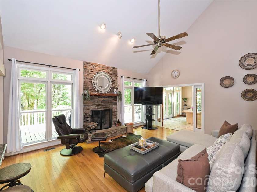 7133 Cobblecreek Drive, Matthews, NC 28104.  MLS# CAR4375622, YatesRealty ID 19279. 