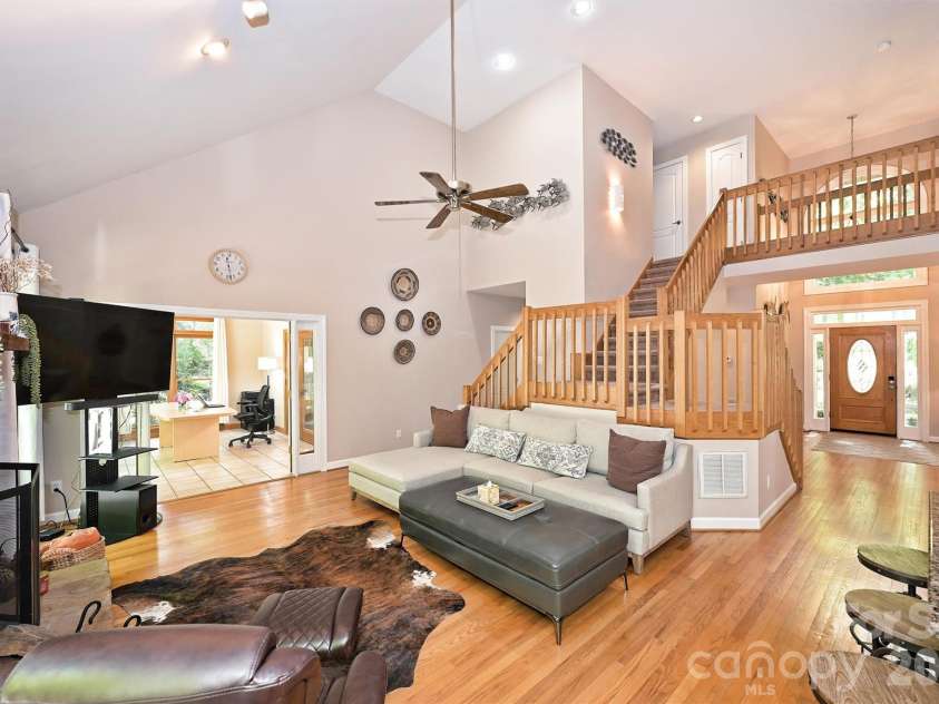 7133 Cobblecreek Drive, Matthews, NC 28104.  MLS# CAR4375622, YatesRealty ID 19279. 