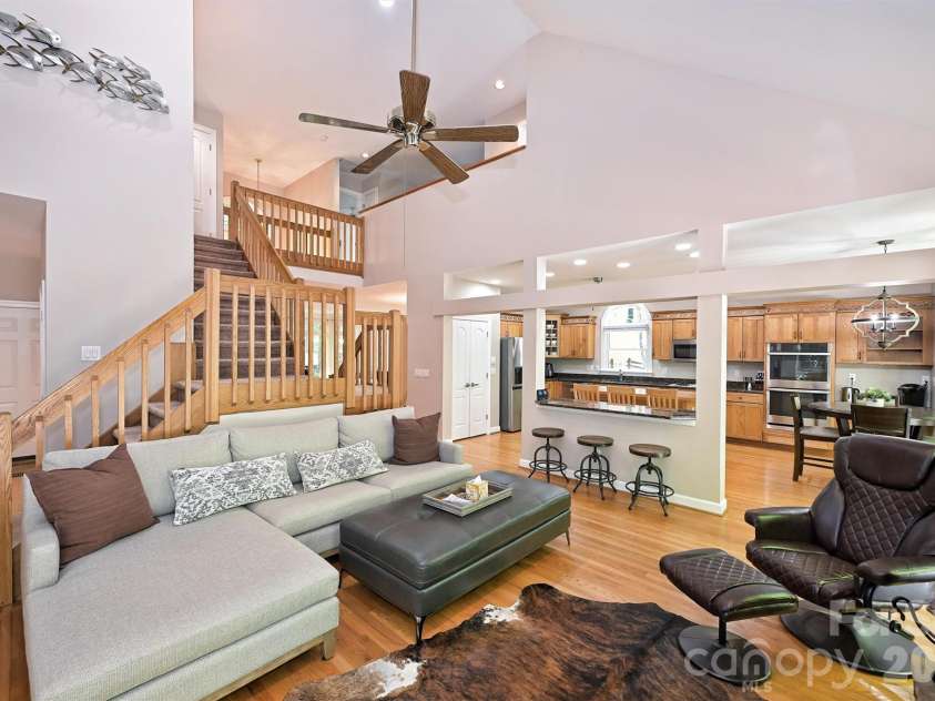 7133 Cobblecreek Drive, Matthews, NC 28104.  MLS# CAR4375622, YatesRealty ID 19279. 