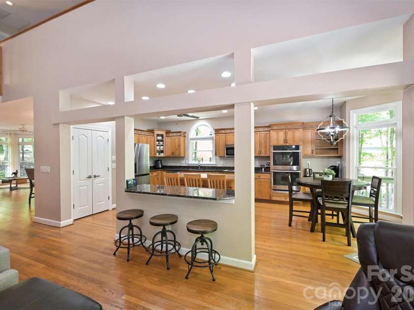 7133 Cobblecreek Drive, Matthews, NC 28104.  MLS# CAR4375622, YatesRealty ID 19279. 
