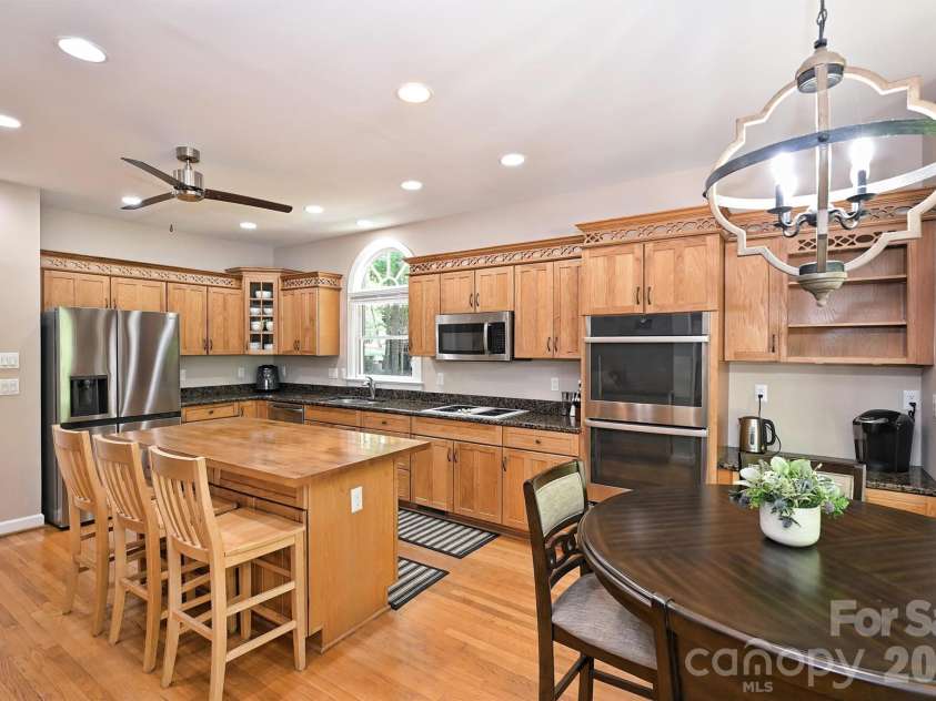 7133 Cobblecreek Drive, Matthews, NC 28104.  MLS# CAR4375622, YatesRealty ID 19279. 