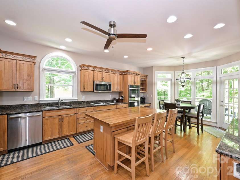 7133 Cobblecreek Drive, Matthews, NC 28104.  MLS# CAR4375622, YatesRealty ID 19279. 
