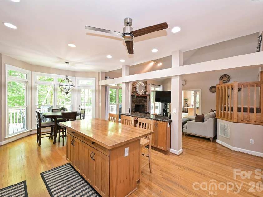 7133 Cobblecreek Drive, Matthews, NC 28104.  MLS# CAR4375622, YatesRealty ID 19279. 