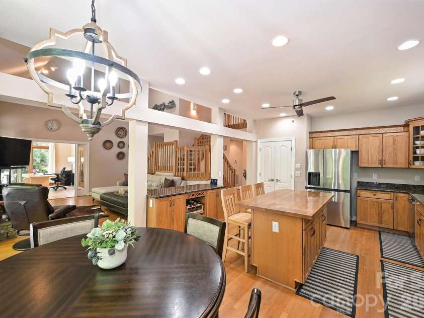 7133 Cobblecreek Drive, Matthews, NC 28104.  MLS# CAR4375622, YatesRealty ID 19279. 