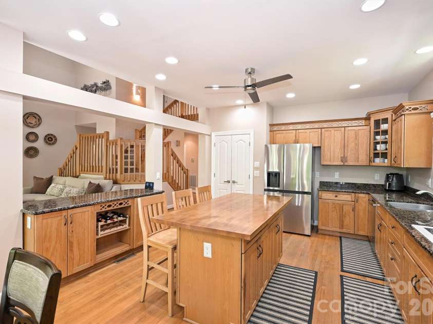 7133 Cobblecreek Drive, Matthews, NC 28104.  MLS# CAR4375622, YatesRealty ID 19279. 