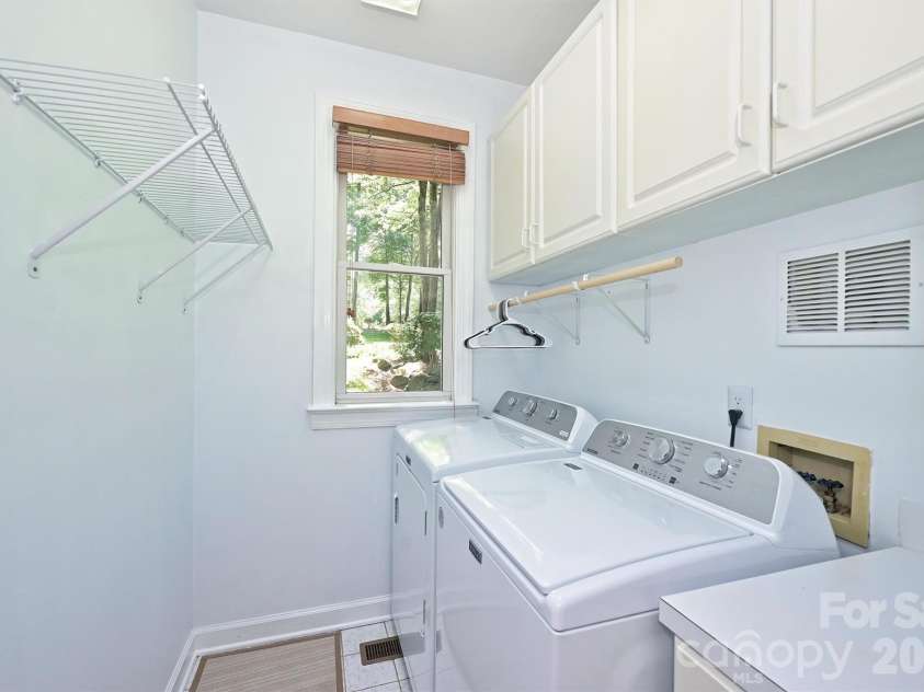 7133 Cobblecreek Drive, Matthews, NC 28104.  MLS# CAR4375622, YatesRealty ID 19279. 