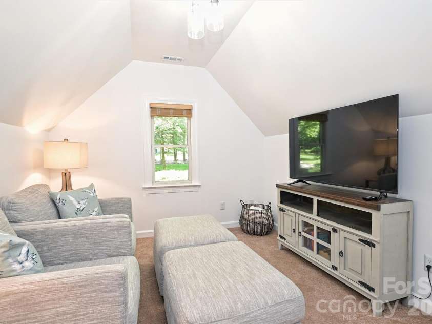 7133 Cobblecreek Drive, Matthews, NC 28104.  MLS# CAR4375622, YatesRealty ID 19279. 