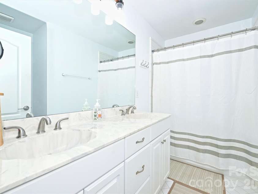 7133 Cobblecreek Drive, Matthews, NC 28104.  MLS# CAR4375622, YatesRealty ID 19279. 