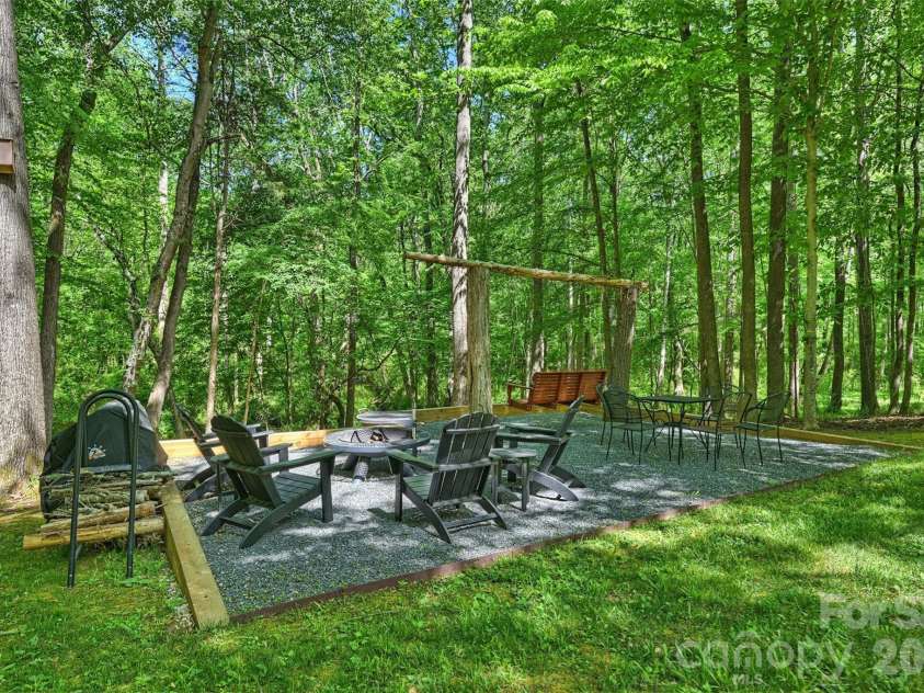 7133 Cobblecreek Drive, Matthews, NC 28104.  MLS# CAR4375622, YatesRealty ID 19279. 