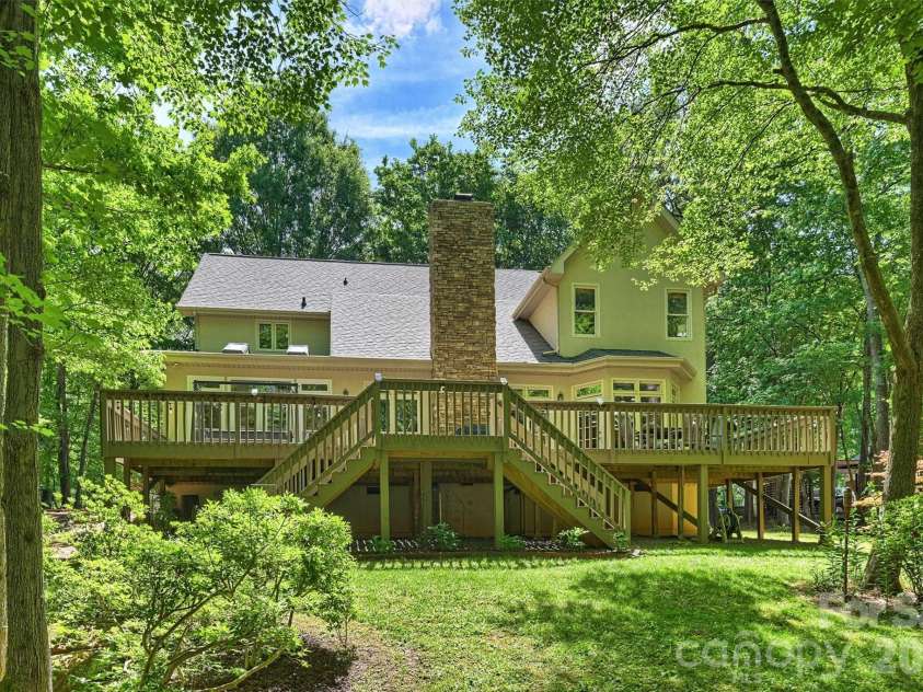 7133 Cobblecreek Drive, Matthews, NC 28104.  MLS# CAR4375622, YatesRealty ID 19279. 