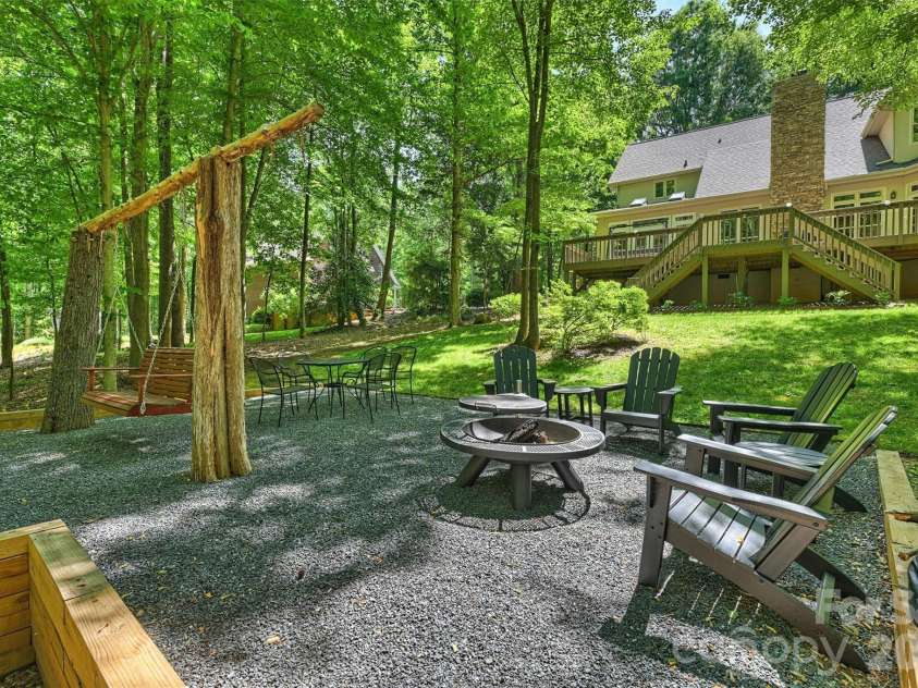 7133 Cobblecreek Drive, Matthews, NC 28104.  MLS# CAR4375622, YatesRealty ID 19279. 