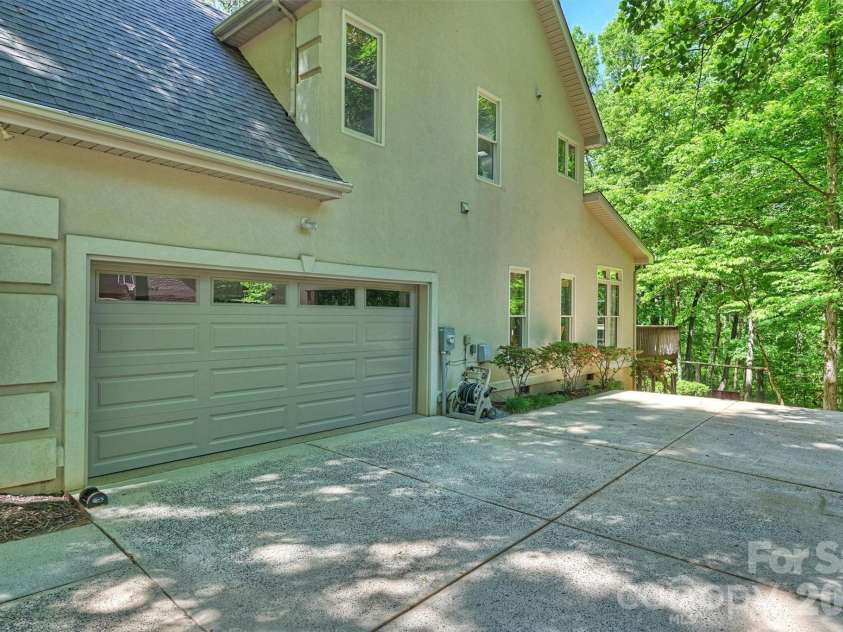 7133 Cobblecreek Drive, Matthews, NC 28104.  MLS# CAR4375622, YatesRealty ID 19279. 