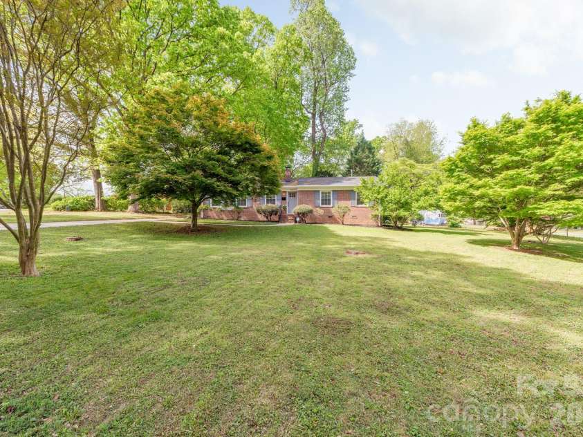 1940 Lansdale Drive, Charlotte, NC 28205.  MLS# CAR4367692, YatesRealty ID 19283. 