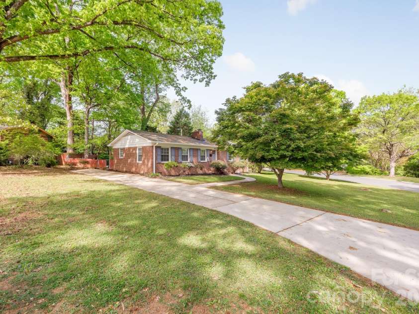 1940 Lansdale Drive, Charlotte, NC 28205.  MLS# CAR4367692, YatesRealty ID 19283. 