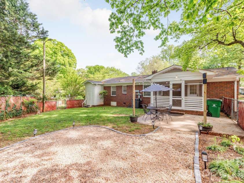 1940 Lansdale Drive, Charlotte, NC 28205.  MLS# CAR4367692, YatesRealty ID 19283. 