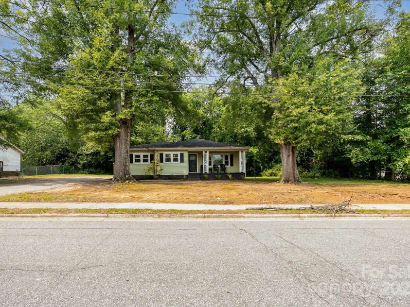 39 Selma Drive, Mooresville, NC 28115.  MLS# CAR4266984, YatesRealty ID 19283. 