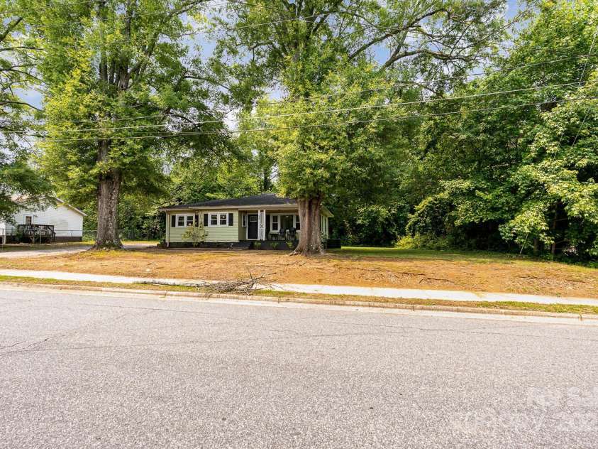 39 Selma Drive, Mooresville, NC 28115.  MLS# CAR4266984, YatesRealty ID 19283. 
