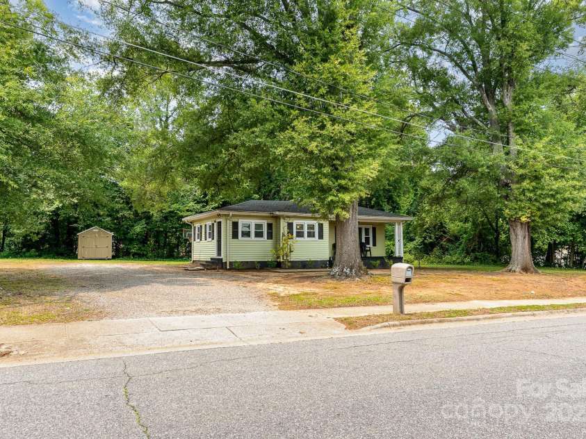 39 Selma Drive, Mooresville, NC 28115.  MLS# CAR4266984, YatesRealty ID 19283. 