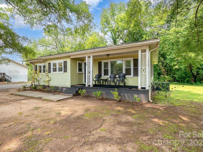 39 Selma Drive, Mooresville, NC 28115.  MLS# CAR4266984, YatesRealty ID 19283. 