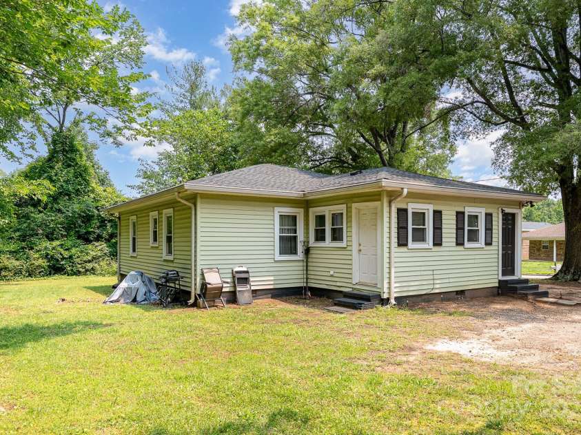 39 Selma Drive, Mooresville, NC 28115.  MLS# CAR4266984, YatesRealty ID 19283. 