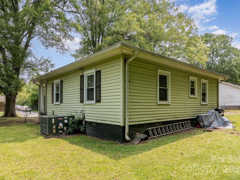 39 Selma Drive, Mooresville, NC 28115.  MLS# CAR4266984, YatesRealty ID 19283. 