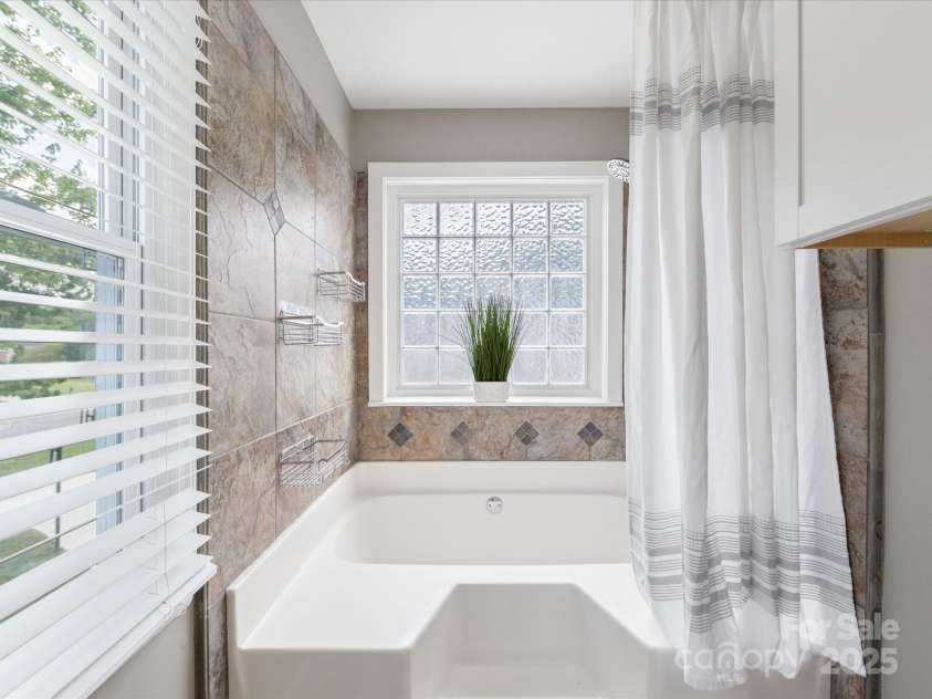 9908 Park Springs Court, Charlotte, NC 28210.  MLS# CAR4269654, YatesRealty ID 19287. Garden tub in primary