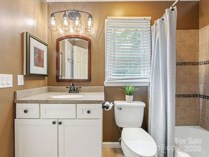 9908 Park Springs Court, Charlotte, NC 28210.  MLS# CAR4269654, YatesRealty ID 19287. Jack and Jill bath