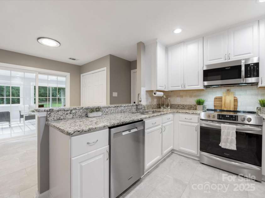 9908 Park Springs Court, Charlotte, NC 28210.  MLS# CAR4269654, YatesRealty ID 19287. Kitchen