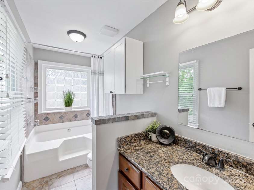 9908 Park Springs Court, Charlotte, NC 28210.  MLS# CAR4269654, YatesRealty ID 19287. Primary bathroom