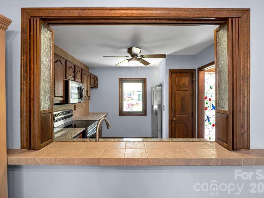 3104 Cove Loop Road, Hendersonville, NC 28739.  MLS# CAR4362842, YatesRealty ID 19289. Breakfast Bar