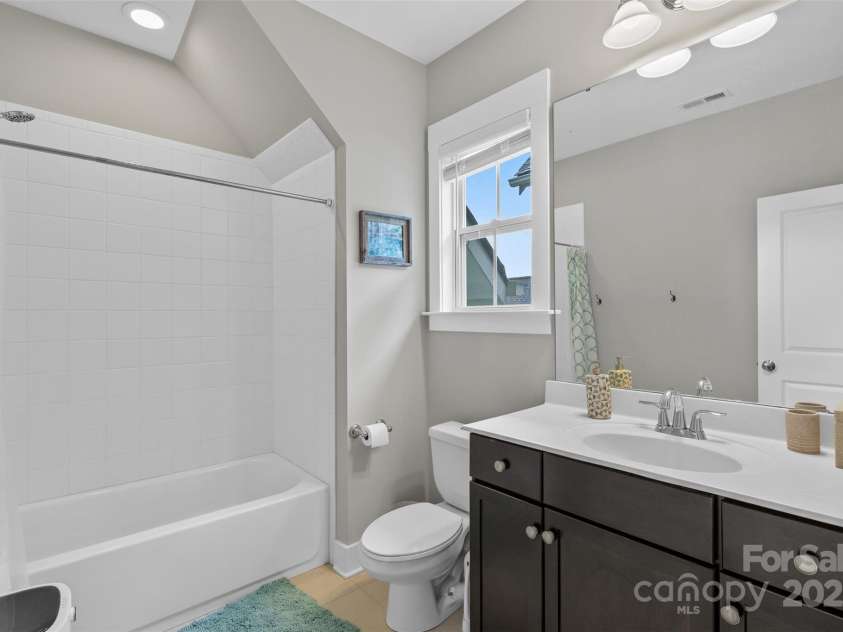 664 Bluff Loop Road, Rock Hill, SC 29730.  MLS# CAR4230849, YatesRealty ID 1929. Upstairs Guest Bath