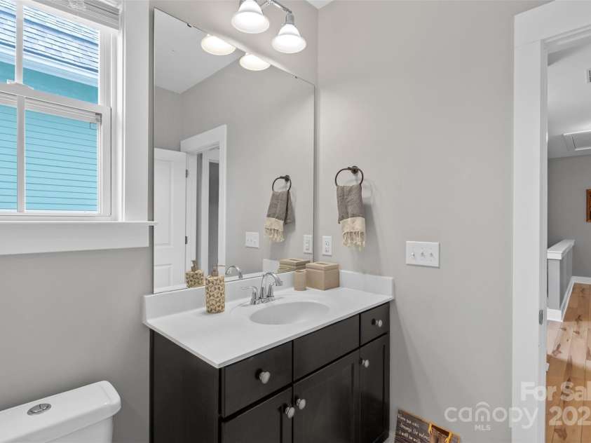 664 Bluff Loop Road, Rock Hill, SC 29730.  MLS# CAR4230849, YatesRealty ID 1929. Upstairs Guest Bath