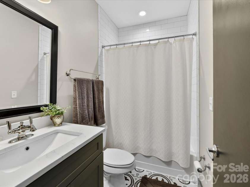 420 Mcdowell Street, Charlotte, NC 28204.  MLS# CAR4368184, YatesRealty ID 19290. Main level full bathroom